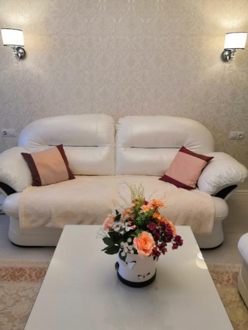 Уважаемые знатоки!  Подскажите, пожалуйста, надо ли на стену над диваном вешать картину? 03