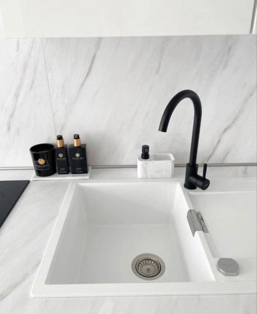 Белоснежная глянцевая кухня в загородном доме. 01