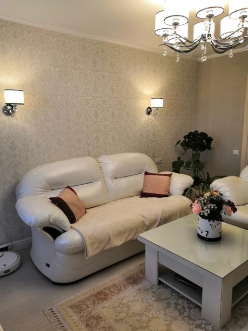 Уважаемые знатоки!  Подскажите, пожалуйста, надо ли на стену над диваном вешать картину? 02