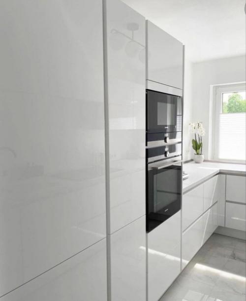 Белоснежная глянцевая кухня в загородном доме. 02