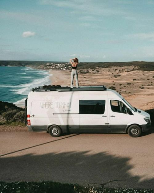 Девушка своими руками навела порядок в небольшой газельке и теперь путешествует по миру. 09