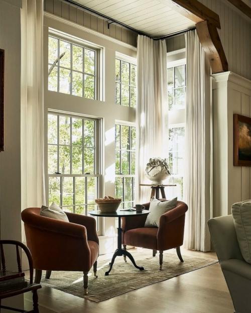 Уютный интерьер загородного дома, в котором архитектура и природа существуют в идеальном равновесии. 05