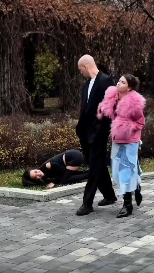 Ну почему ты смотришь на нее опять? 

