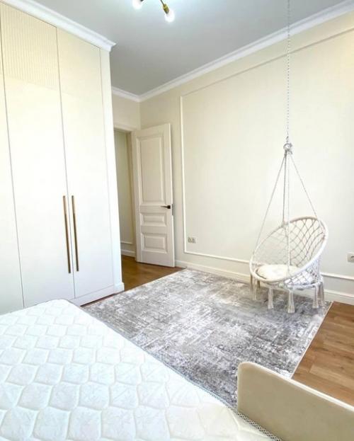 80 кв.  м, потолки 3 метра. 05