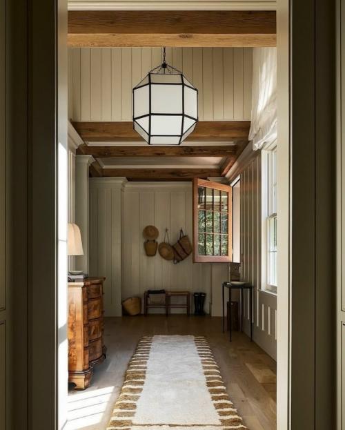 Уютный интерьер загородного дома, в котором архитектура и природа существуют в идеальном равновесии. 01