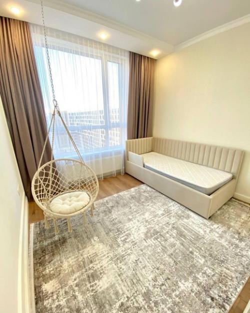 80 кв.  м, потолки 3 метра. 04