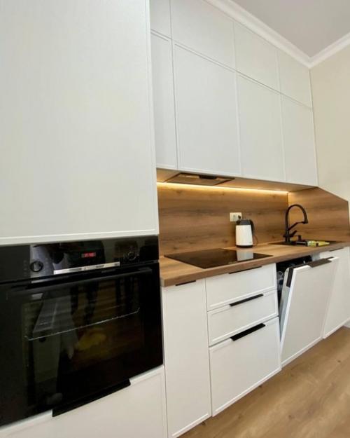 80 кв.  м, потолки 3 метра. 03