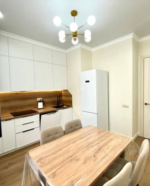 80 кв.  м, потолки 3 метра. 02