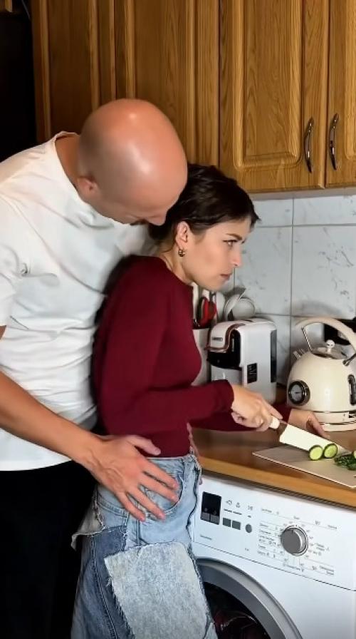 Ну почему ты смотришь на нее опять? 01