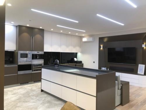 Дизайн кухни - гостиной реализованного объекта от мастерской интерьера и архитектуры Arthouse. 04