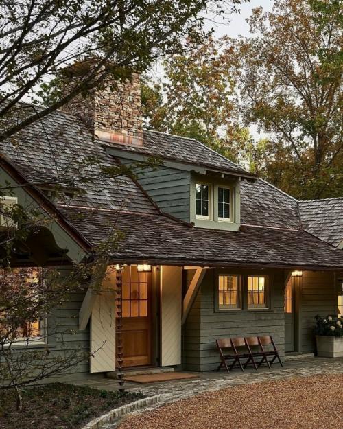 Уютный интерьер загородного дома, в котором архитектура и природа существуют в идеальном равновесии. 

