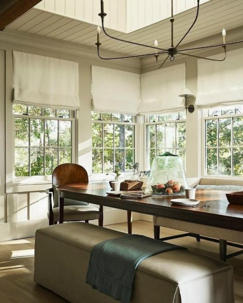 Уютный интерьер загородного дома, в котором архитектура и природа существуют в идеальном равновесии. 04