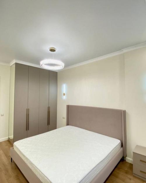 80 кв.  м, потолки 3 метра. 07