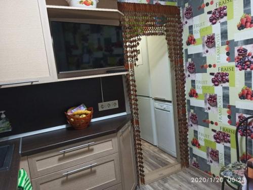 Вариант - куда убрать холодильник в хрущевке, вид из кухни и из комнаты. 01