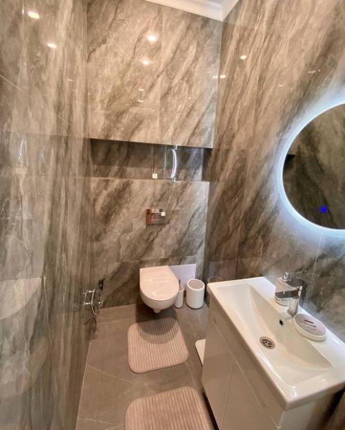 80 кв.  м, потолки 3 метра. 08