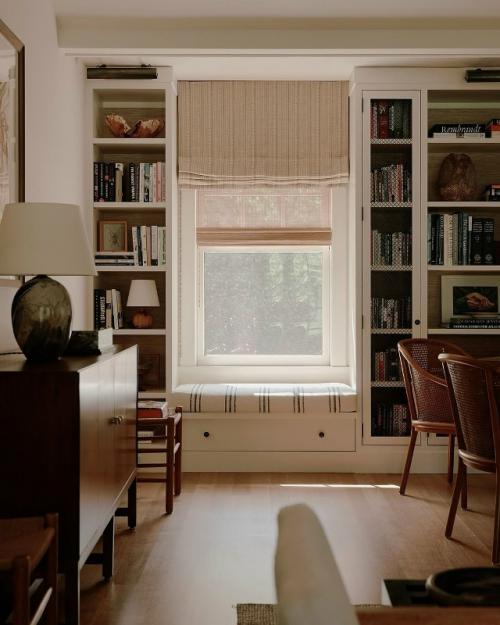 Этот дом создаёт идеальное пространство для семейной жизни, где сдержанная элегантность гармонирует с практичным комфортом. 02