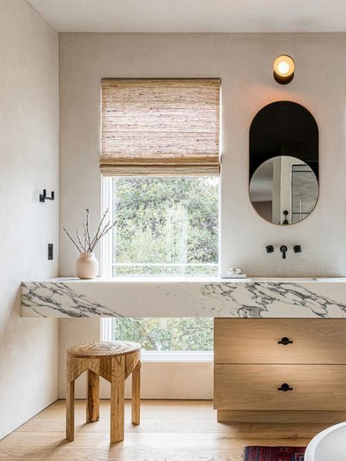 Окно в ванной чаще можно встретить в мечтах об идеальном доме, чем в типовых квартирах. 01