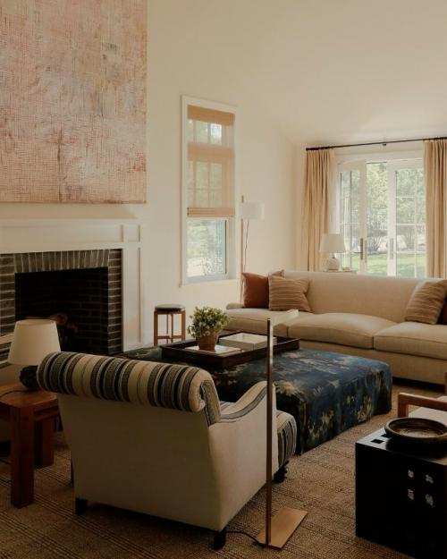 Этот дом создаёт идеальное пространство для семейной жизни, где сдержанная элегантность гармонирует с практичным комфортом. 07