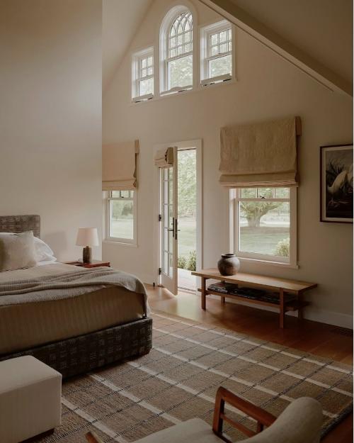 Этот дом создаёт идеальное пространство для семейной жизни, где сдержанная элегантность гармонирует с практичным комфортом. 03