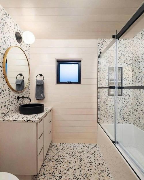 Этот A - Frame дом привлекает внимание своей характерной треугольной архитектурой, которая сочетает лаконичность и функциональность. 03