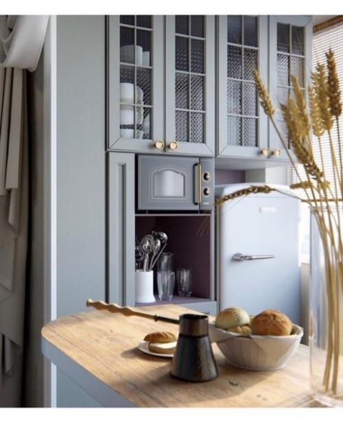 В обычной городской новостройке, среди суеты и повседневности, спрятался уютный уголок крошечной парижской квартиры. 02