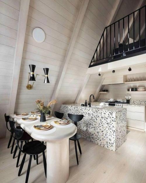 Этот A - Frame дом привлекает внимание своей характерной треугольной архитектурой, которая сочетает лаконичность и функциональность. 01