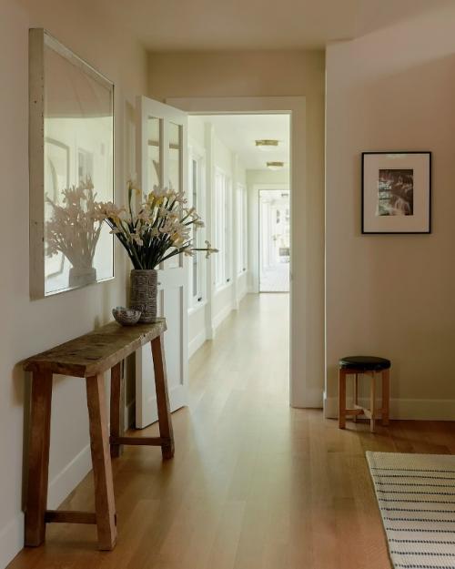 Этот дом создаёт идеальное пространство для семейной жизни, где сдержанная элегантность гармонирует с практичным комфортом. 05