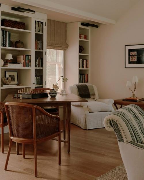 Этот дом создаёт идеальное пространство для семейной жизни, где сдержанная элегантность гармонирует с практичным комфортом. 08