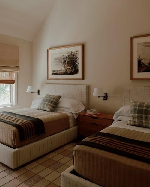 Этот дом создаёт идеальное пространство для семейной жизни, где сдержанная элегантность гармонирует с практичным комфортом. 01