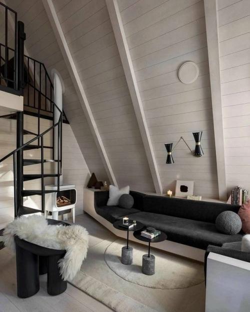 Этот A - Frame дом привлекает внимание своей характерной треугольной архитектурой, которая сочетает лаконичность и функциональность. 04