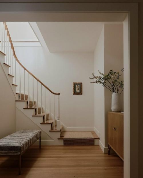 Этот дом создаёт идеальное пространство для семейной жизни, где сдержанная элегантность гармонирует с практичным комфортом. 09