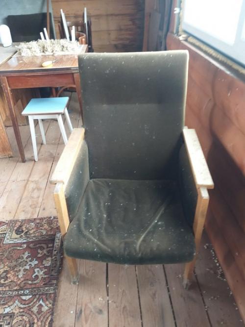 Всем здравствуйте!  Не знаю, кто производитель данного кресла, ко мне их попало 2. 01