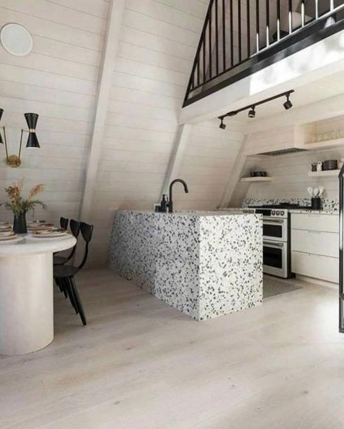 Этот A - Frame дом привлекает внимание своей характерной треугольной архитектурой, которая сочетает лаконичность и функциональность. 02