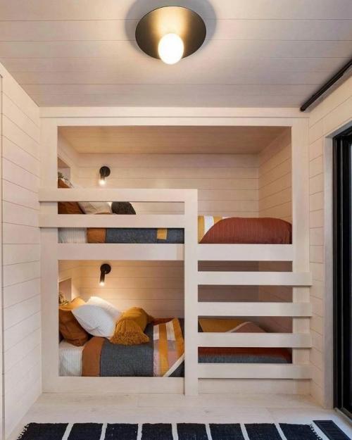 Этот A - Frame дом привлекает внимание своей характерной треугольной архитектурой, которая сочетает лаконичность и функциональность. 07