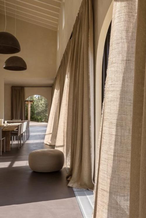 Шторы из натурального льна хорошо впишутся в интерьер в естественных тонах, добавят тепла и уюта. 04