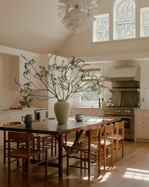 Этот дом создаёт идеальное пространство для семейной жизни, где сдержанная элегантность гармонирует с практичным комфортом. 06