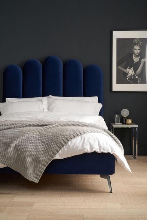 Бархат - сложный материал, который может стать изюминкой комнаты, но может и превратить ее в пылесборник. 05