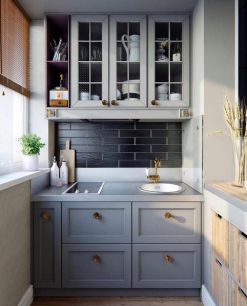 В обычной городской новостройке, среди суеты и повседневности, спрятался уютный уголок крошечной парижской квартиры. 01