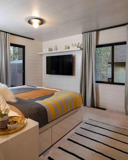 Этот A - Frame дом привлекает внимание своей характерной треугольной архитектурой, которая сочетает лаконичность и функциональность. 06