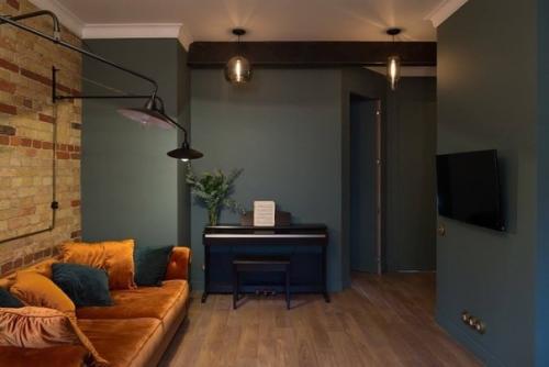 Дизайн в индустриальном стиле с балконом в ванной комнате. 01