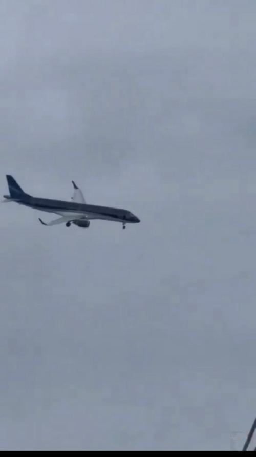 Самое безопасное место в самолёте с точки зрения выживаемости при крушении - это хвостовая часть салона. 

