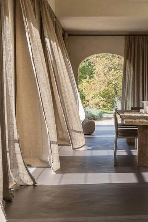 Шторы из натурального льна хорошо впишутся в интерьер в естественных тонах, добавят тепла и уюта. 01