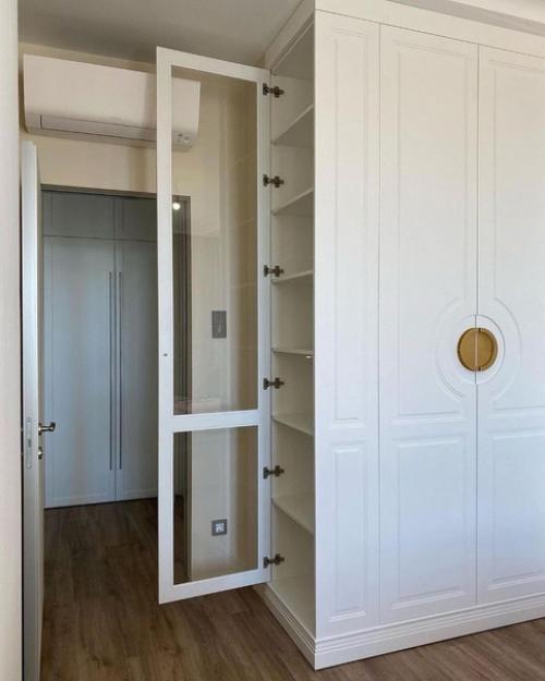 Только установили шкаф в спальне. 04