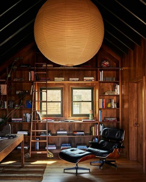 Шикарный интерьер загородного дома с яркими акцентами - это пример того, как смелость в цвете может преобразить пространство. 07