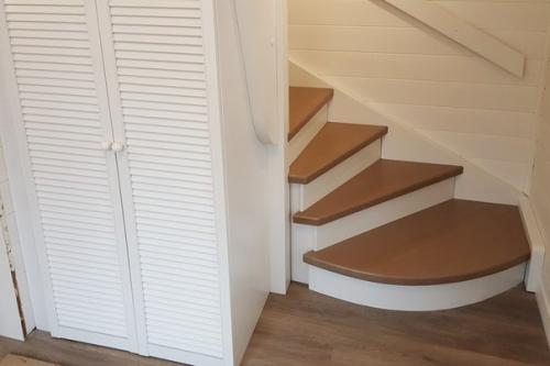 Комбинированная лестница из лиственницы и сосны. 01