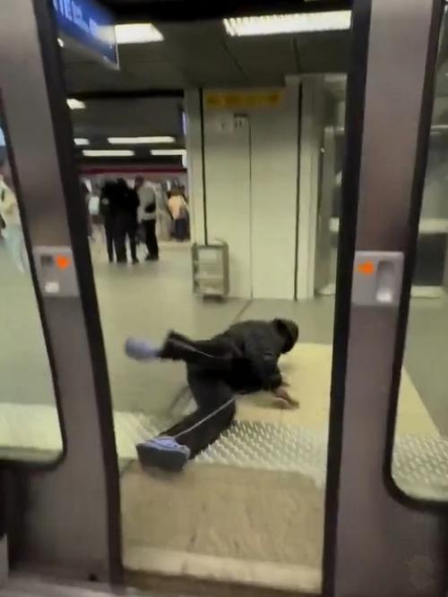 Пинок для Пробуждения. 01