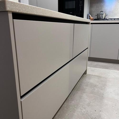 Очень долго думали насчет отдельно стоящего острова и вот что у нас получилось. 03