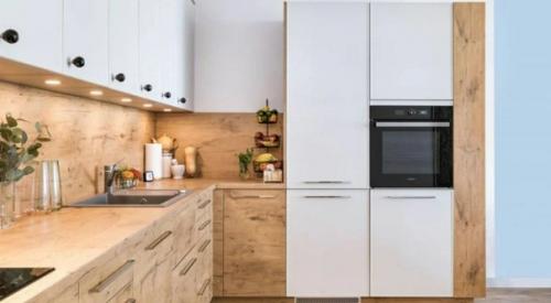 Деревянная кухня выглядит красиво и стильно уже много лет. 01