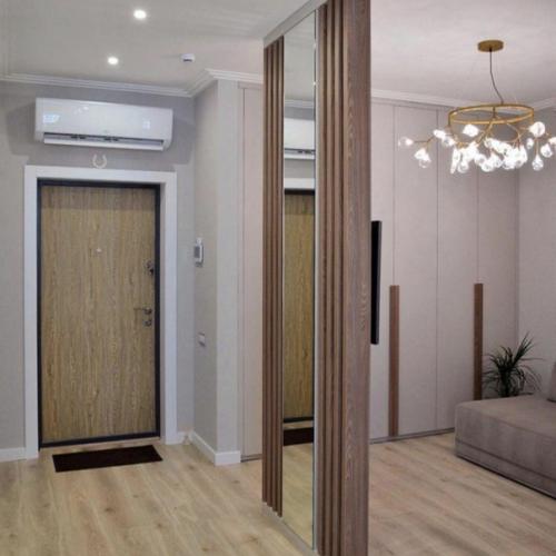 Очень интересное и удобное решение с зонирующей реечной перегородкой посередине. 02