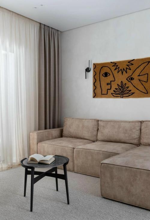 Этот дом выполнен в скандинавском стиле, где светлые, пастельные оттенки гармонично сочетаются с натуральными, фактурными материалами. 02